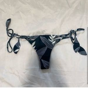 ISO Kaiwi petite or small tunnels bottoms Benoa and a matching top